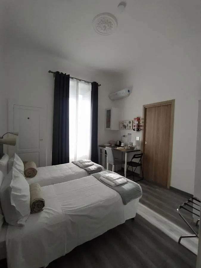 Hotel Domus Nikolai Bari 2*,